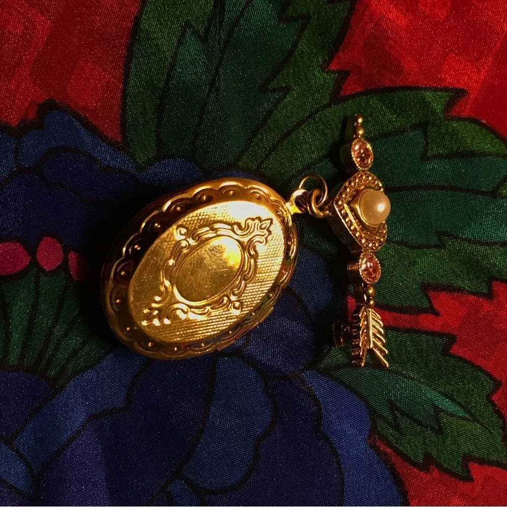 Vintage Cupid Gold Locket with Cherub Design Charm - Picture 4 of 9